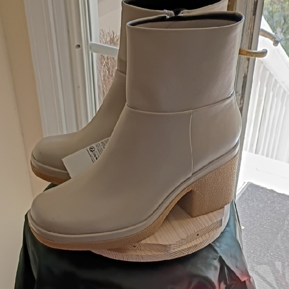 Amazon Essentials Ladies Crepe Textured 3" Beige Heeled Boots Size 11
